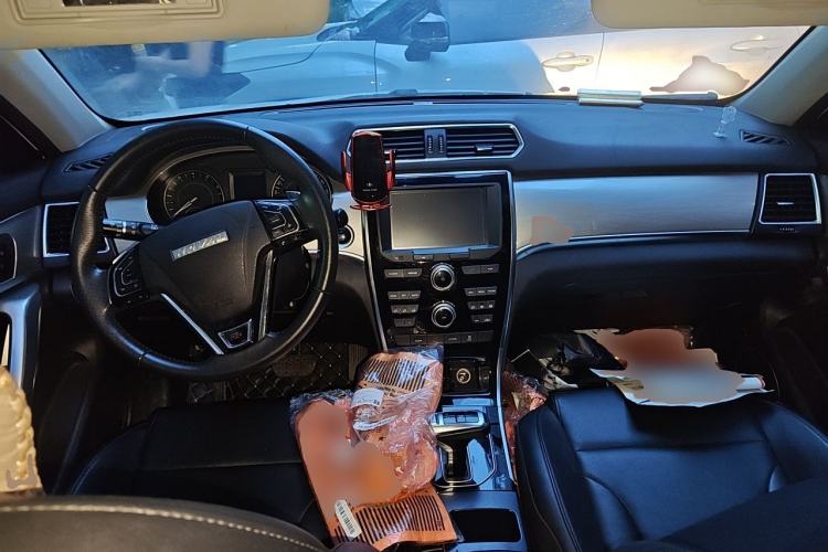 Used Haval H2 2018 Red-Label 1.5T Dual-Clutch Two-Wheel-Drive Elite Model Center Console