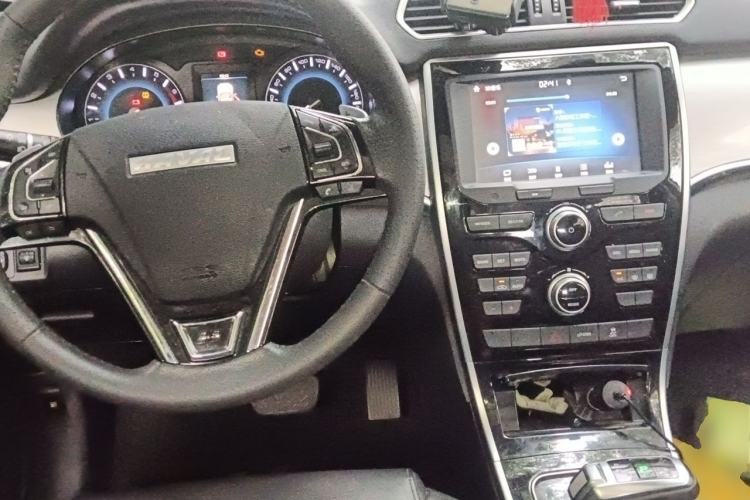 Used Haval H2 2018 1.5T Dual-Clutch Two-Wheel Drive ZhiShang Model China VI Standard Center Console