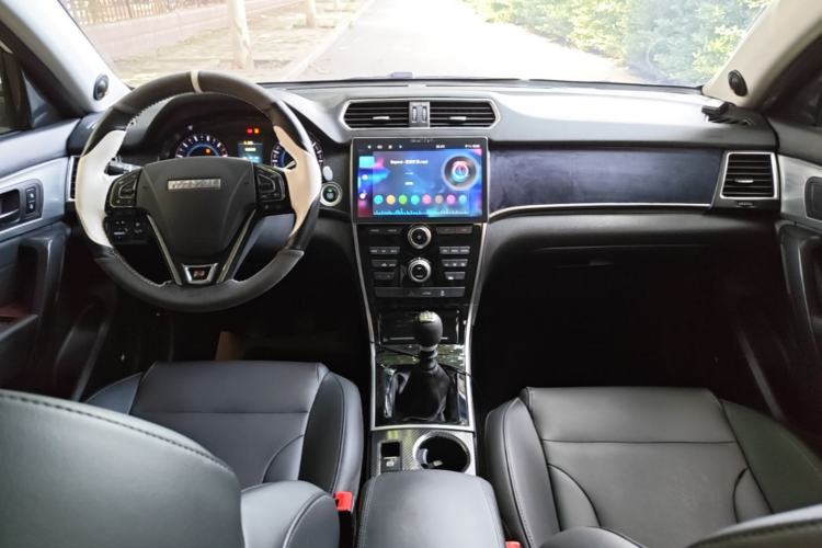 Used Haval H2 2018 Chuanxiang Edition 1.5T Manual Two-Wheel Drive Fashion Model China V Standard Center Console