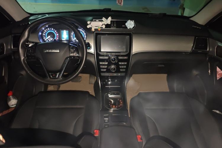Used Haval H2 2018 Chuanxiang Edition Red Badge 1.5T Dual-Clutch Two-Wheel Drive ZhiShang Model Center Console