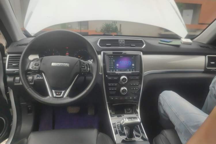 Used Haval H2 2018 Red-Label 1.5T Dual-Clutch Two-Wheel-Drive Luxury Model Center Console