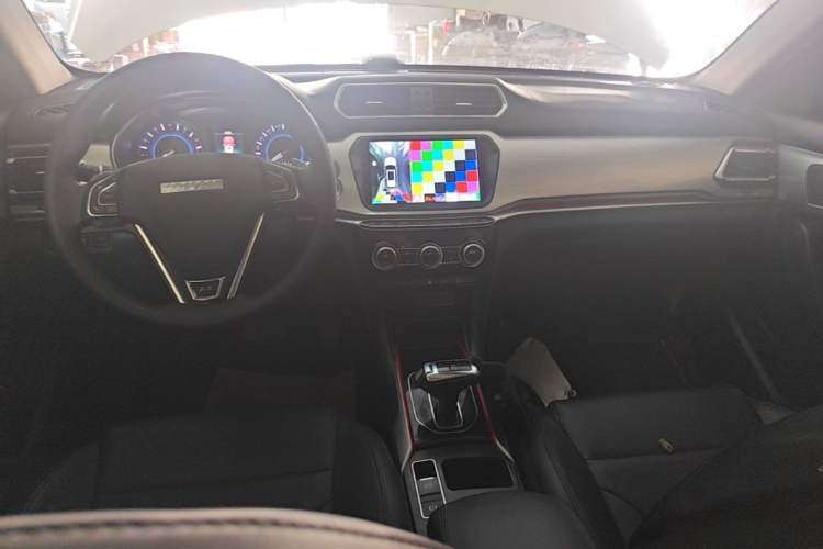 Used Haval H2 2018 Chuanxiang Edition Blue Badge 1.5T Dual-Clutch Two-Wheel Drive Fashionable Model Center Console