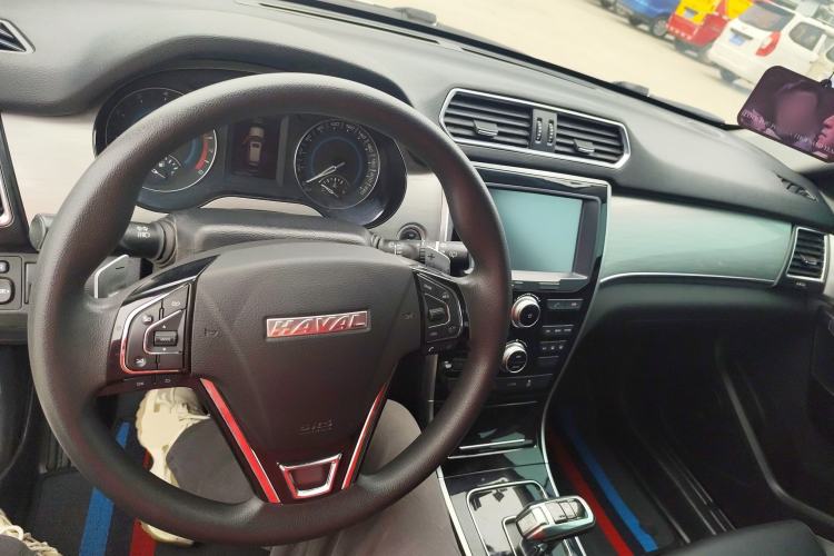 Used Haval H2 2018 Chuanxiang Edition Red Badge 1.5T Dual-Clutch Two-Wheel Drive Fashionable Model Center Console