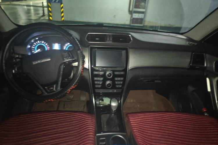 Used Haval H2 2018 Red-Label 1.5T Manual Two-Wheel Drive Elite Model Center Console