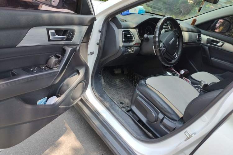 Used Haval H2 2018 Chuanxiang Edition Blue Badge 1.5T Dual-Clutch Two-Wheel Drive Fashionable Model Driver Seat