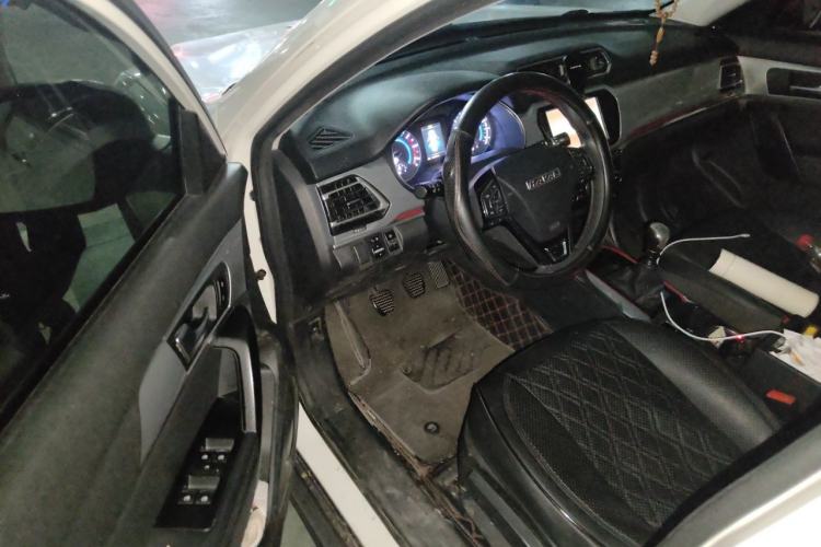 Used Haval H2 2018 Chuanxiang Edition Blue Badge 1.5T Manual Two-Wheel Drive Fashionable Model Driver Seat