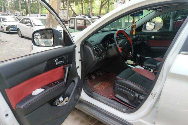 Used Haval H2 2018 Chuanxiang Edition Blue Badge 1.5T Manual Two-Wheel Drive Fashionable Model Driver Seat