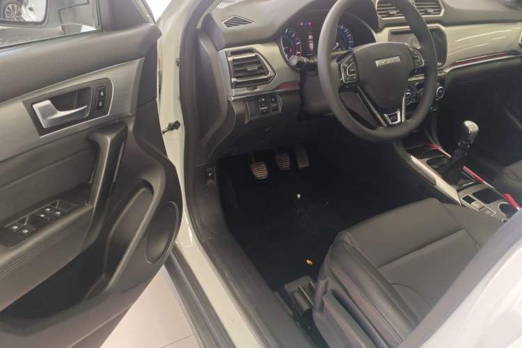 Used Haval H2 2018 1.5T Manual Two-Wheel Drive Luxury Model China VI Standard Driver Seat
