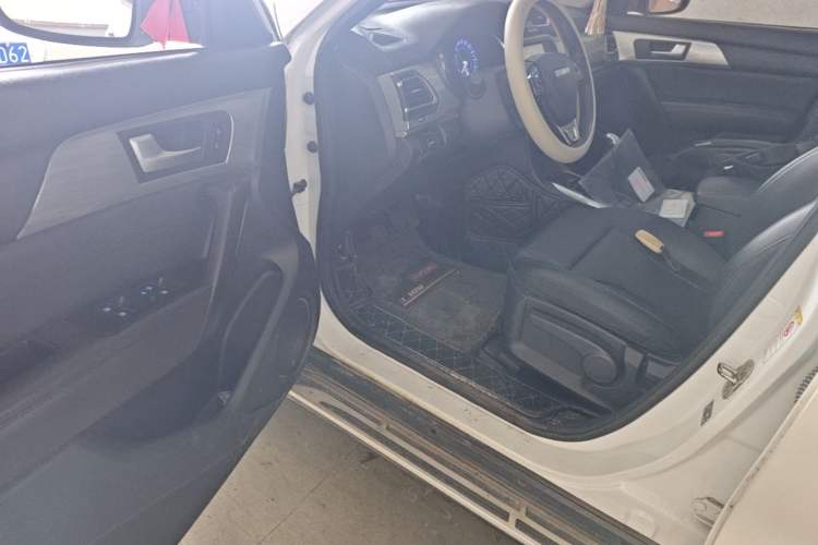 Used Haval H2 2018 Chuanxiang Edition Blue Badge 1.5T Manual Two-Wheel Drive Fashionable Model Driver Seat
