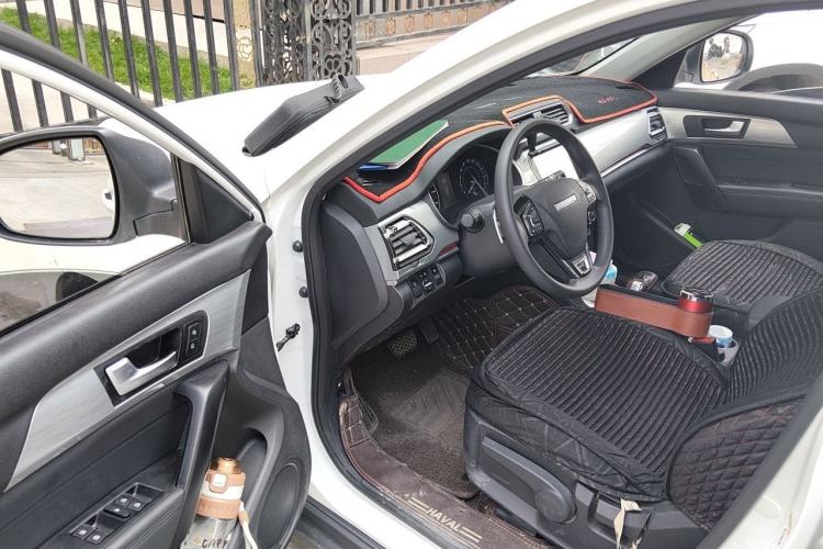 Used Haval H2 2018 Chuanxiang Edition 1.5T Dual-Clutch Two-Wheel Drive Fashion Model China V Standard Driver Seat