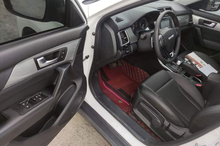 Used Haval H2 2018 Chuanxiang Edition Red Badge 1.5T Dual-Clutch Two-Wheel Drive Fashionable Model Driver Seat