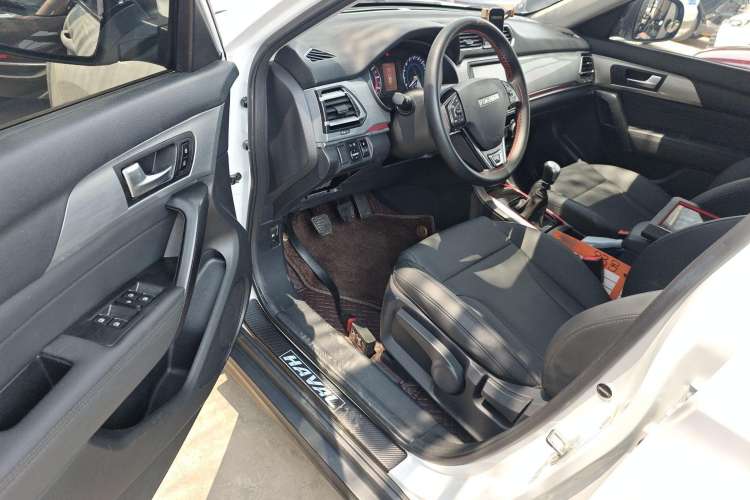 Used Haval H2 2018 1.5T Manual Two-Wheel Drive Luxury Model China VI Standard Driver Seat