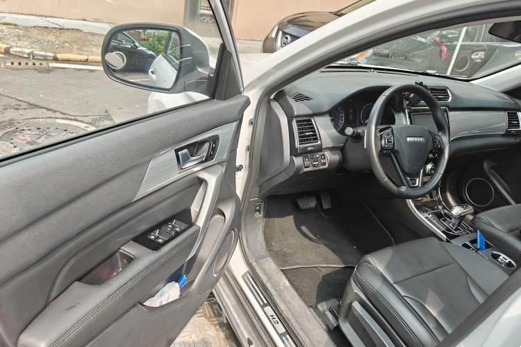 Used Haval H2 2018 Red-Label 1.5T Dual-Clutch Two-Wheel-Drive Luxury Model Driver Seat