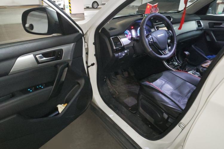 Used Haval H2 2018 Chuanxiang Edition Red Badge 1.5T Manual Two-Wheel Drive Fashionable Model Driver Seat