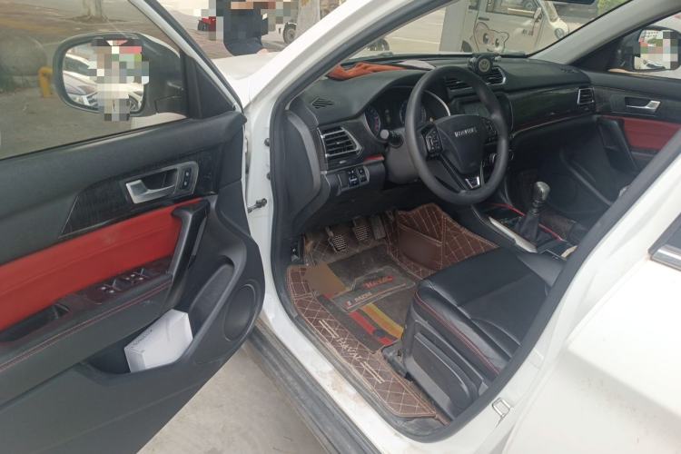 Used Haval H2 2018 Chuanxiang Edition Blue Badge 1.5T Manual Two-Wheel Drive Fashionable Model Driver Seat