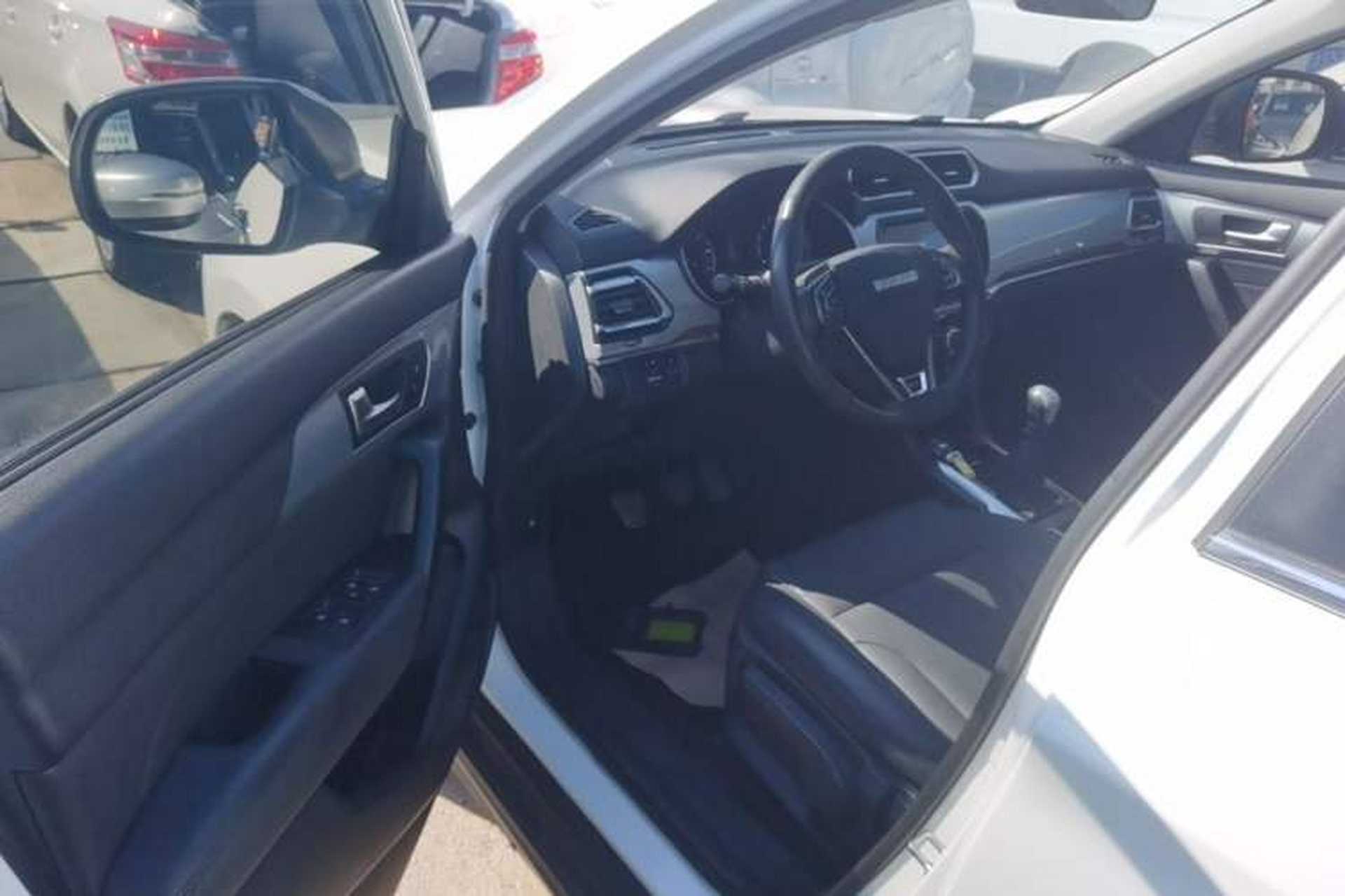Used Haval H2 2018 Chuanxiang Edition Blue Badge 1.5T Manual Two-Wheel Drive Fashionable Model Driver Seat