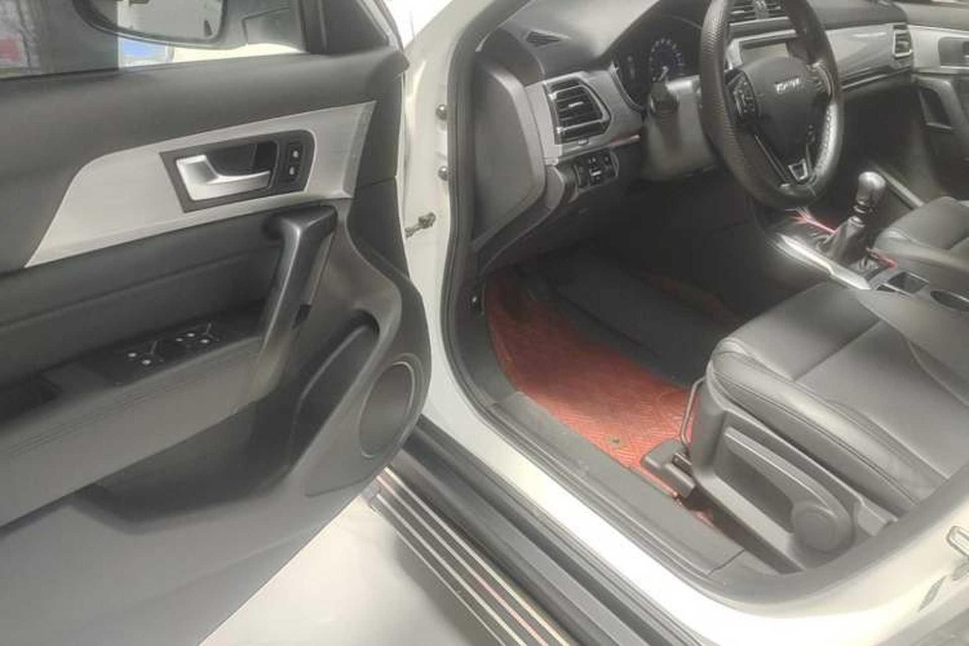 Used Haval H2 2018 Chuanxiang Edition Blue Badge 1.5T Manual Two-Wheel Drive Fashionable Model Driver Seat