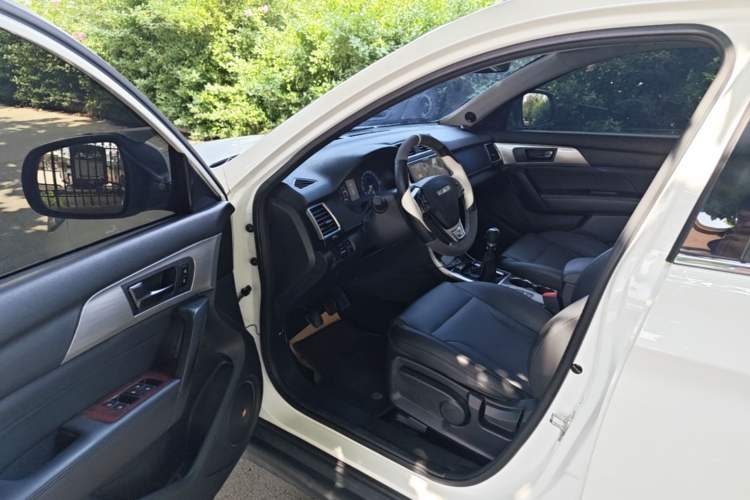 Used Haval H2 2018 Chuanxiang Edition 1.5T Manual Two-Wheel Drive Fashion Model China V Standard Driver Seat