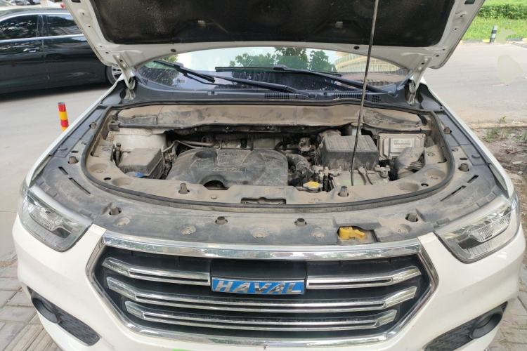 Used Haval H2 2018 Chuanxiang Edition Blue Badge 1.5T Manual Two-Wheel Drive Fashionable Model Engine Bay