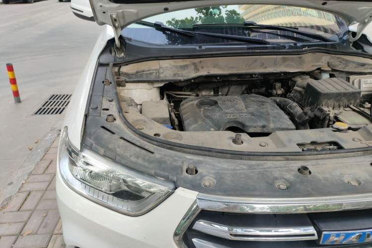 Used Haval H2 2018 Chuanxiang Edition Blue Badge 1.5T Manual Two-Wheel Drive Fashionable Model Engine Bay Right