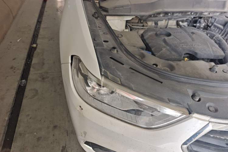 Used Haval H2 2018 Chuanxiang Edition Blue Badge 1.5T Manual Two-Wheel Drive Fashionable Model Engine Bay Right
