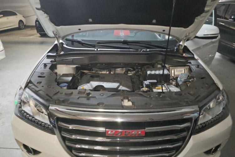 Used Haval H2 2018 Chuanxiang Edition Red Badge 1.5T Manual Two-Wheel Drive Fashionable Model Engine Bay