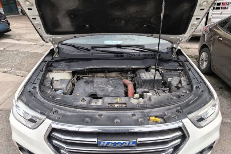Used Haval H2 2018 Chuanxiang Edition Blue Badge 1.5T Dual-Clutch Two-Wheel Drive Fashionable Model Engine Bay