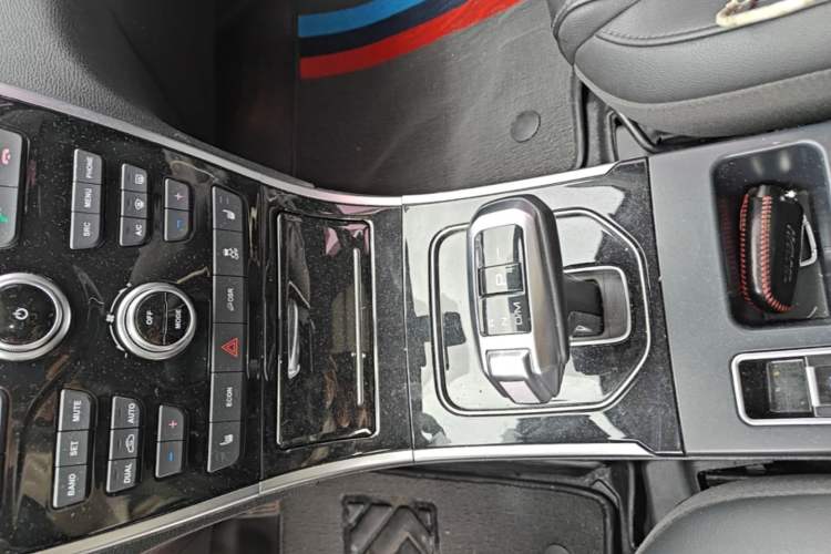 Used Haval H2 2018 Red-Label 1.5T Dual-Clutch Two-Wheel-Drive Luxury Model Gear Lever
