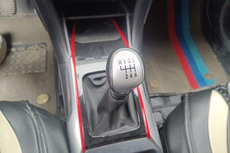 Used Haval H2 2018 Chuanxiang Edition Blue Badge 1.5T Manual Two-Wheel Drive Fashionable Model Gear Lever