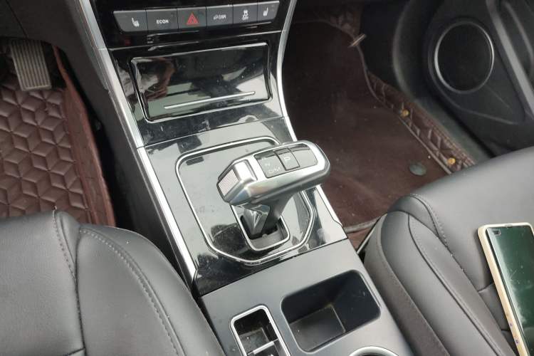 Used Haval H2 2018 Red-Label 1.5T Dual-Clutch Two-Wheel-Drive Luxury Model Gear Lever