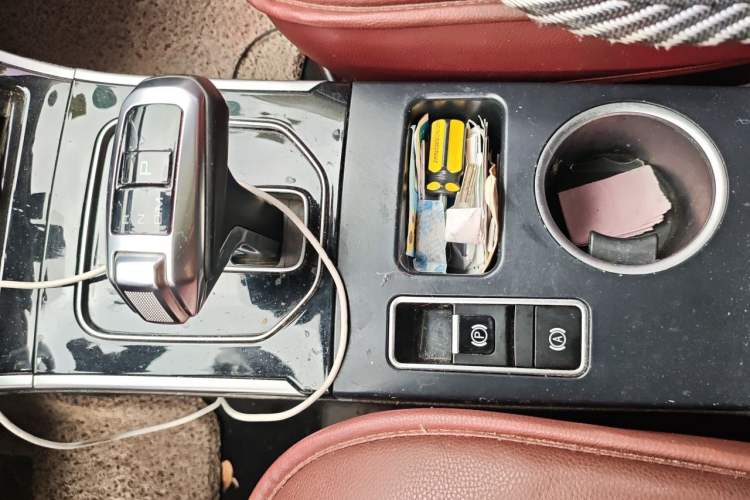 Used Haval H2 2018 Red-Label 1.5T Dual-Clutch Two-Wheel-Drive Luxury Model Gear Lever