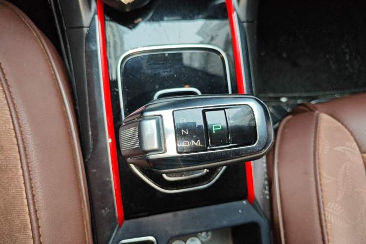 Used Haval H2 2018 Blue Label 1.5T Dual-Clutch Two-Wheel-Drive Elite Model Gear Lever