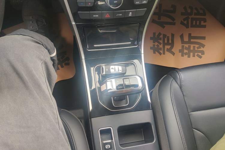 Used Haval H2 2018 Red-Label 1.5T Dual-Clutch Two-Wheel-Drive Elite Model Gear Lever