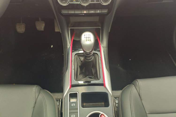 Used Haval H2 2018 1.5T Manual Two-Wheel Drive Luxury Model China VI Standard Gear Lever