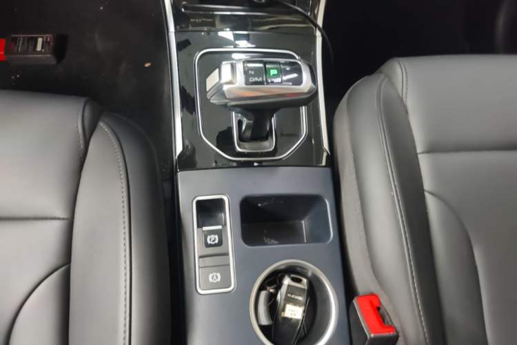 Used Haval H2 2018 Red-Label 1.5T Dual-Clutch Two-Wheel-Drive Elite Model Gear Lever