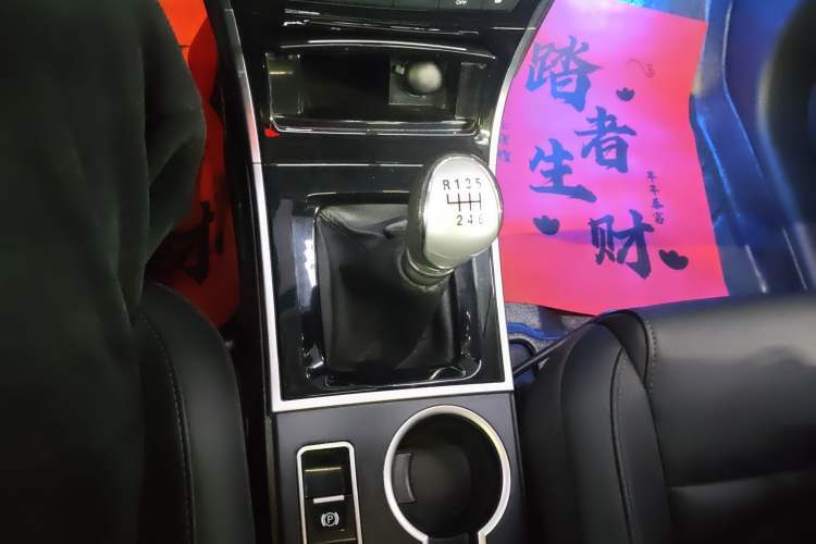 Used Haval H2 2018 Red-Label 1.5T Manual Two-Wheel Drive Luxury Model Gear Lever