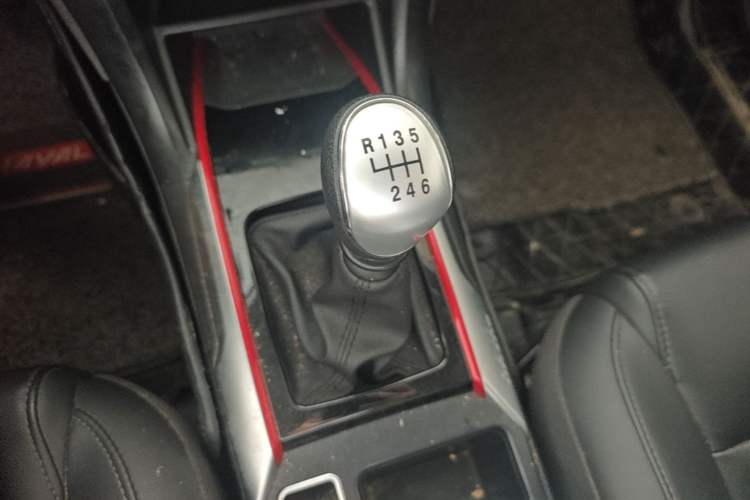 Used Haval H2 2018 Chuanxiang Edition Blue Badge 1.5T Manual Two-Wheel Drive Fashionable Model Gear Lever