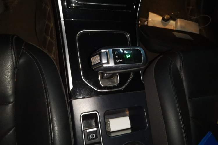 Used Haval H2 2018 Red-Label 1.5T Dual-Clutch Two-Wheel-Drive Luxury Model Gear Lever
