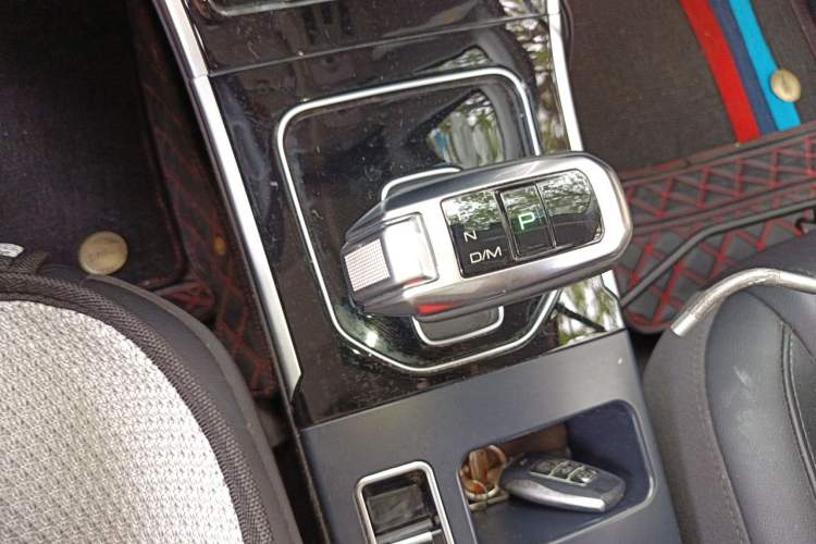 Used Haval H2 2018 Red-Label 1.5T Dual-Clutch Two-Wheel-Drive Luxury Model Gear Lever
