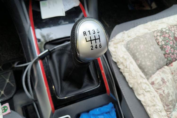 Used Haval H2 2018 Chuanxiang Edition Blue Badge 1.5T Manual Two-Wheel Drive Fashionable Model Gear Lever