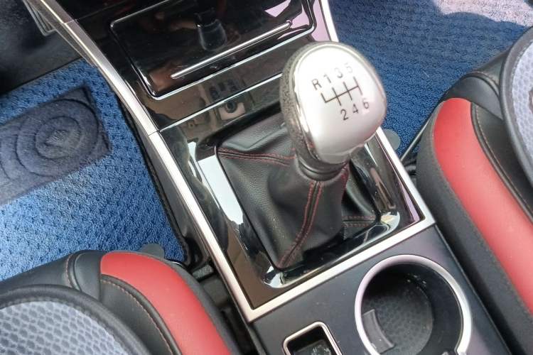 Used Haval H2 2018 Red-Label 1.5T Manual Two-Wheel Drive Elite Model Gear Lever