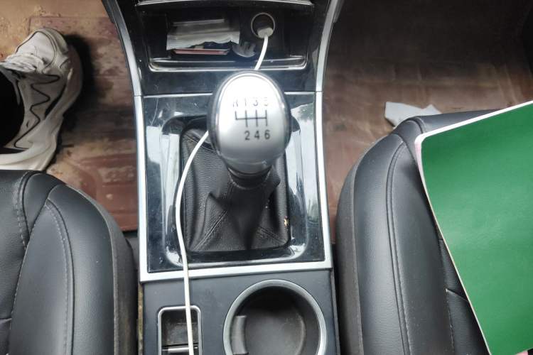Used Haval H2 2018 Chuanxiang Edition Red Badge 1.5T Manual Two-Wheel Drive Fashionable Model Gear Lever