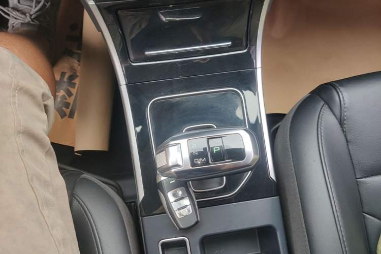 Used Haval H2 2018 Red-Label 1.5T Dual-Clutch Two-Wheel-Drive Elite Model Gear Lever