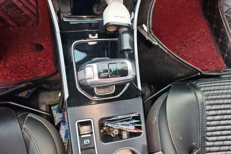 Used Haval H2 2018 Red-Label 1.5T Dual-Clutch Two-Wheel-Drive Elite Model Gear Lever