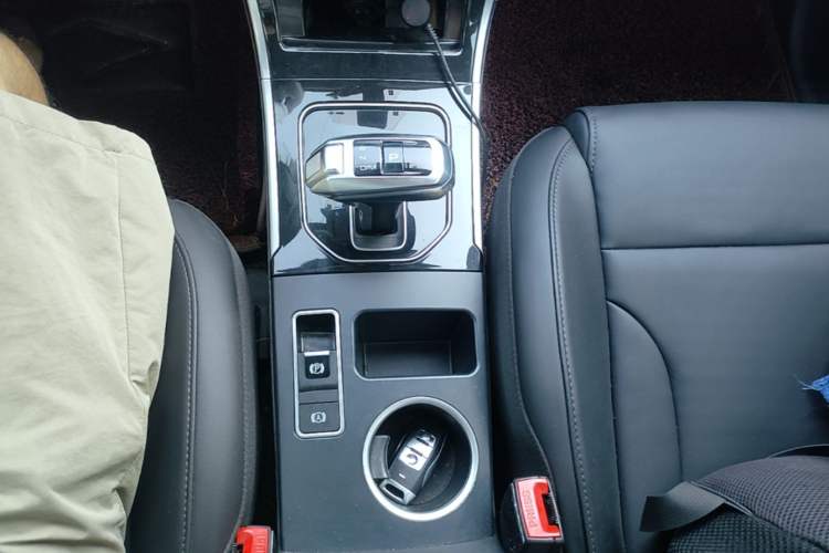 Used Haval H2 2018 Red-Label 1.5T Dual-Clutch Two-Wheel-Drive Luxury Model Gear Lever