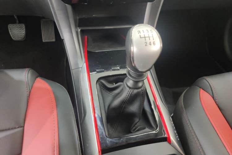 Used Haval H2 2018 Blue Label 1.5T Manual Two-Wheel Drive Elite Model Gear Lever