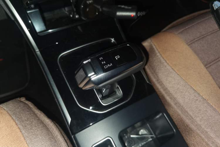 Used Haval H2 2018 Red-Label 1.5T Dual-Clutch Two-Wheel-Drive Luxury Model Gear Lever
