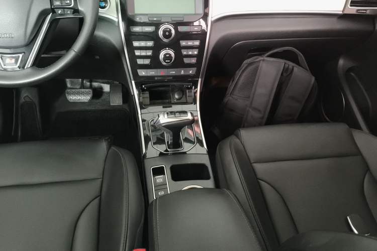 Used Haval H2 2018 Red-Label 1.5T Dual-Clutch Two-Wheel-Drive Luxury Model Gear Lever