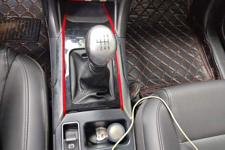 Used Haval H2 2018 Chuanxiang Edition Blue Badge 1.5T Manual Two-Wheel Drive Fashionable Model Gear Lever