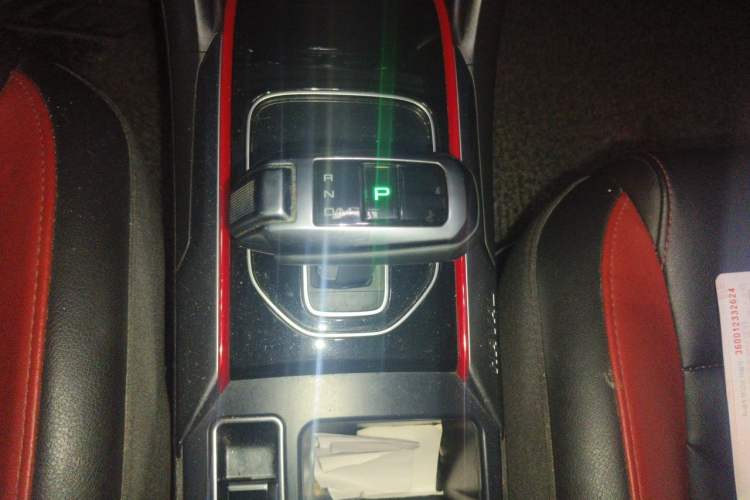 Used Haval H2 2018 Blue Label 1.5T Dual-Clutch Two-Wheel-Drive Elite Model Gear Lever